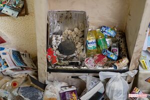 キッチン横に積み上げられた無数の卵の殻