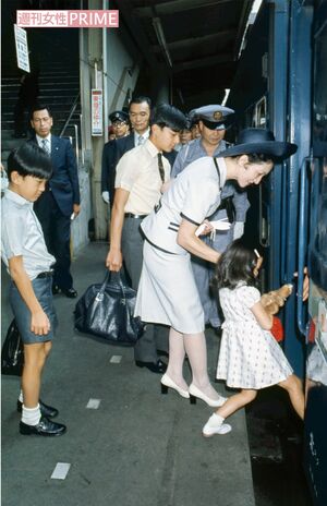 70年代前半。電車に乗り込む紀宮さま(現・黒田清子さん)を見守る美智子さま、浩宮さま(現・天皇陛下)、礼宮さま(現・秋篠宮さま)