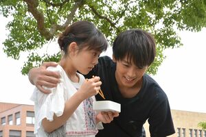 カホコとは正反対の境遇の初と出会い、カホコの心に変化が　(c)日本テレビ