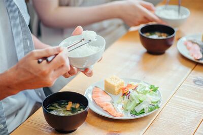 家族や友人とごはんを食べると、「自然なカウンセリングの効果も期待できます」(功刀先生)※画像はイメージです