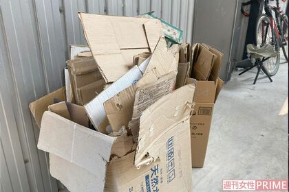 山下市郎容疑者の自宅前。以前から置きっぱなしという空きの段ボールがあった