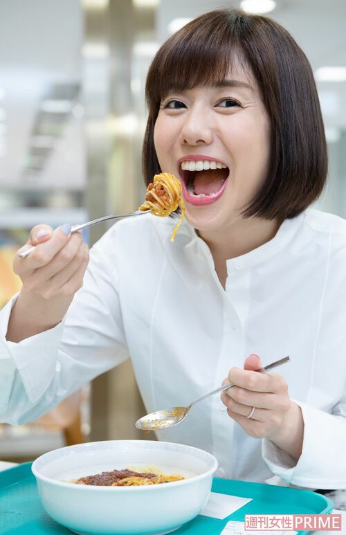 【7】11：00（昼食）社内食堂で”遅め“のお昼この日はミートソースをペロリ！　ナスとサーモンと故郷の岡山特産のモモが大好物！　撮影／渡邉智裕