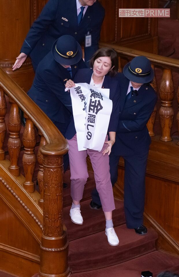 2024年、石破茂氏の首相指名で自民党に抗議するも引きずり下される、れいわ新選組の大石晃子氏