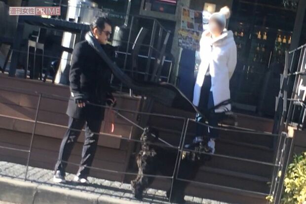 '18年1月、オフの日に愛犬を連れて都内の鉄板焼き店で食事を楽しんでいた吉田夫妻