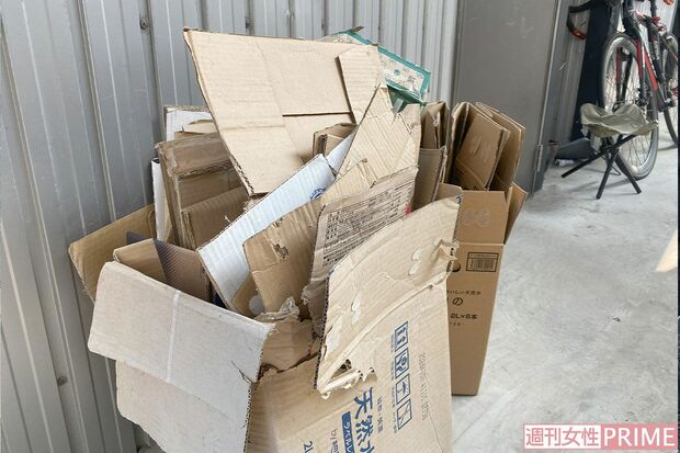 山下市郎容疑者の自宅前。以前から置きっぱなしという空きの段ボールがあった