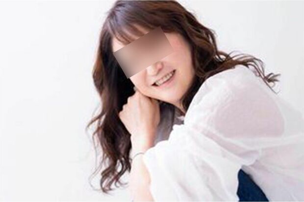 “美魔女”風のポーズを決める自称看護師の51歳女性（SNSより、編集部で一部加工）