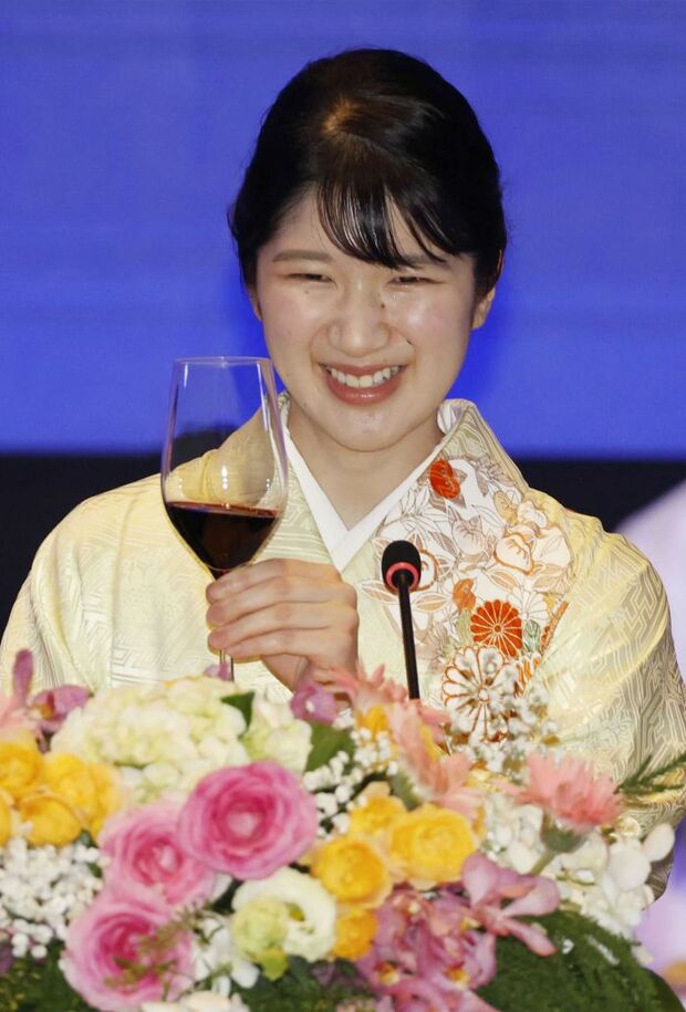 晩さん会にはラオスの国花・チャンパーを思わせる黄色の着物でご出席