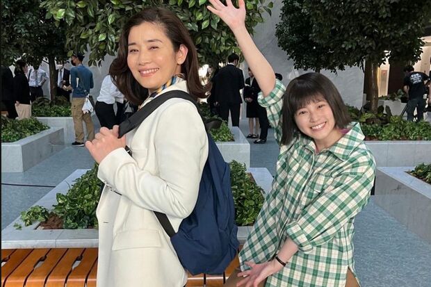 30年前のマリリンが背負っていた時計付きリュックは今回も登場（石田ひかりのインスタグラムより）