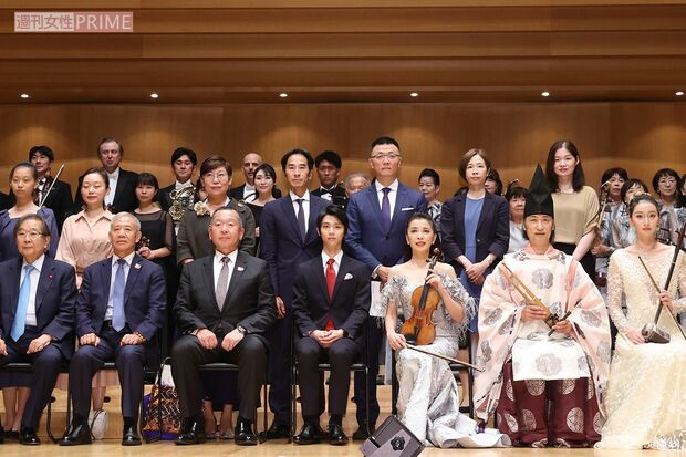 『日中国交正常化50周年記念慶典』の集合写真では、多くの出席者の中、羽生結弦が堂々センターに