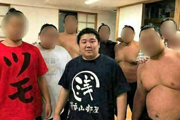 引退時、部屋の仲間に送別会をしてもらう三浦公大容疑者（相撲部屋インスタグラムより）