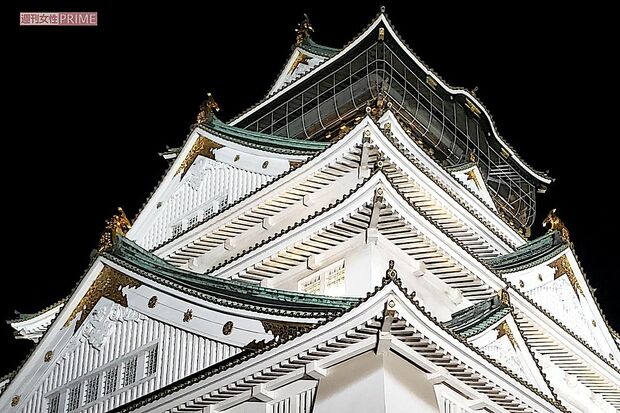 ライトアップされた大阪城(編集部撮影)