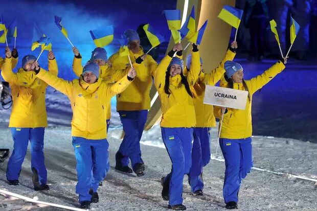 ミラノ・コルティナ五輪の開会式で行進するウクライナ代表選手団（代表撮影）