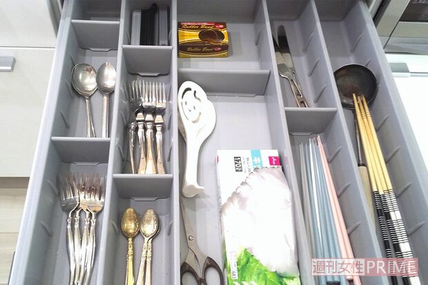 カトラリーはよく使うものは手前に、使用頻度が低いものは奥に収納。毎日使うおたまと菜箸もここに収納。モノを減らし、ひと目でわかりやすく