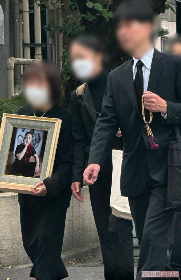 市川猿翁さんの遺影を持って歩く参列者