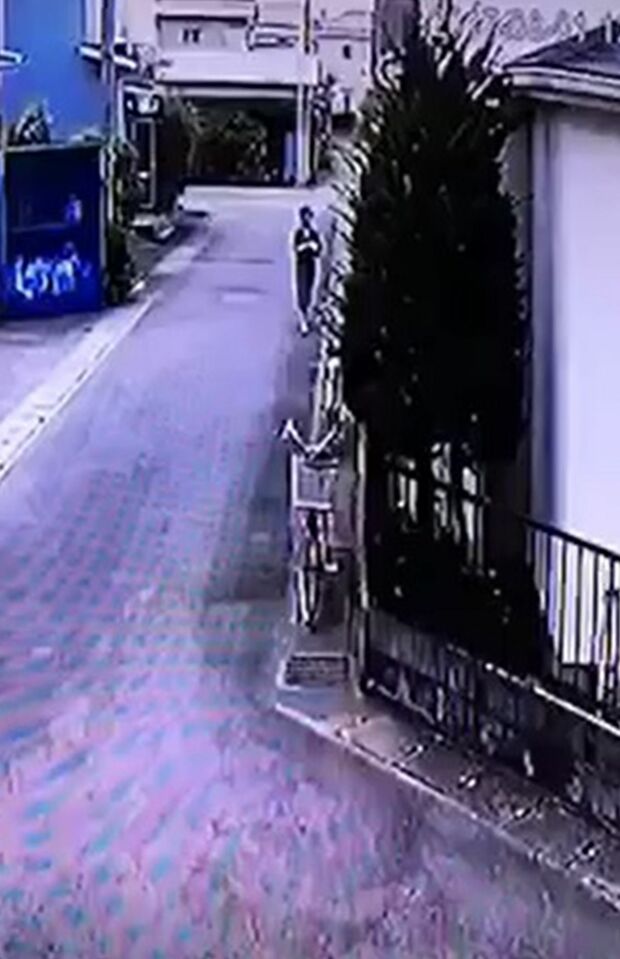 8月1日正午すぎ、小松容疑者の偵察後、娘に似た女性が近隣宅に近づく（住民が設置した防犯カメラ映像より）