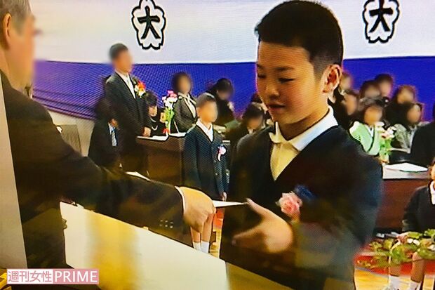 大徳小学校の卒業式で卒業証書を受け取る炎鵬