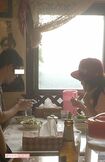 カレー店で食事を楽しむはるな愛（右）と交際中の一般男性(左)