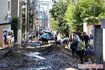 2019年10月に発生した台風19号で神奈川県川崎市・武蔵小杉の道路は泥まみれに。泥を処理する住人たち