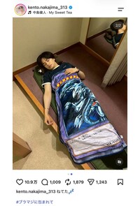 遊戯王のビックカードブランケットを羽織り就寝する中島健人（本人のインスタグラムより）