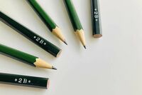 『2B』鉛筆が「ママ友」口コミで大人気!“濃いめ”好まれる背景に授業のIT化、「わずか2%」「使わない」…