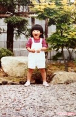 2、3歳ごろ祖父の家の庭でのショット。幼少期から活発だった