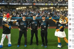 「エスコンフィールド1周年」仕様の黒いユニフォーム（北海道日本ハムファイターズ公式インスタグラムより）