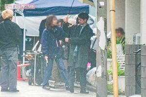 2025年10月下旬、日曜劇場『ザ・ロイヤルファミリー』ロケで傘を手に次の撮影へ向かう妻夫木聡。共演者への気遣いを見せ、温かい現場をつくっている