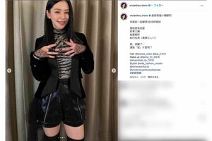 黒のジャケットに黒のショートパンツ、ニーハイとロングブーツをコーディネートした姿を披露したビビアン・スー（本人のインスタグラムより）