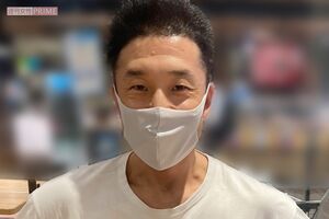 インタビュー取材に応じたなかやまきんに君