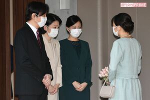 '21年10月26日の結婚当日、お住まいで秋篠宮ご夫妻と佳子さまに見送られる小室眞子さん