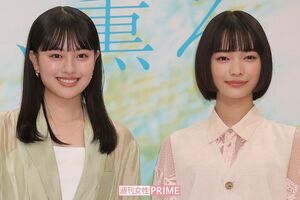 りん役の見上愛（右）と直美役の上坂樹里（左）