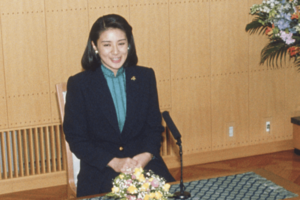 35歳：1998年「公務にも次第に慣れ、楽しく感じるゆとりも」この年のお誕生日は、文書ではなく会見で、皇太子さま（当時）との様子などについて語られた（写真提供／宮内庁）