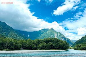 梓川の河原で休憩。奥には明神岳が望める『60代 大人旅の愉しみと工夫』（主婦と生活社）より