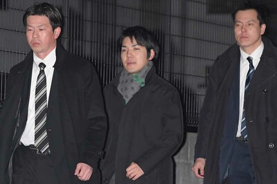 2018年2月、2名のSPに警護されて外出する小室圭さん。眞子さまとのご結婚が成立すればさらに強化される