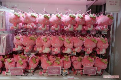 本展覧会限定!　ピンクカラーが目を引くハローキティのマスコット（撮影／伊藤和幸）（C）2026 SANRIO CO., LTD. APPROVAL NO. SP660009