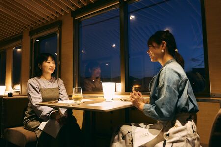 列車内はゆったりとした時間が流れ、夫婦の記念日はもちろん、友人同士や親子でも特別な時間が過ごせる