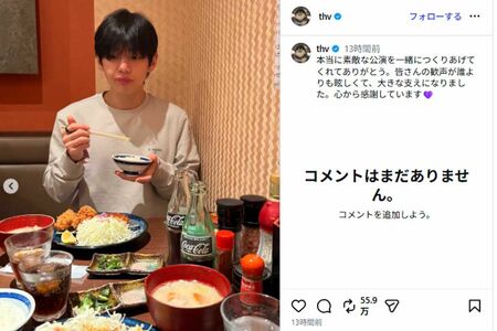 とんかつ店でお茶碗を手に持ち、食事を楽しむBTSのV（公式インスタグラムより）
