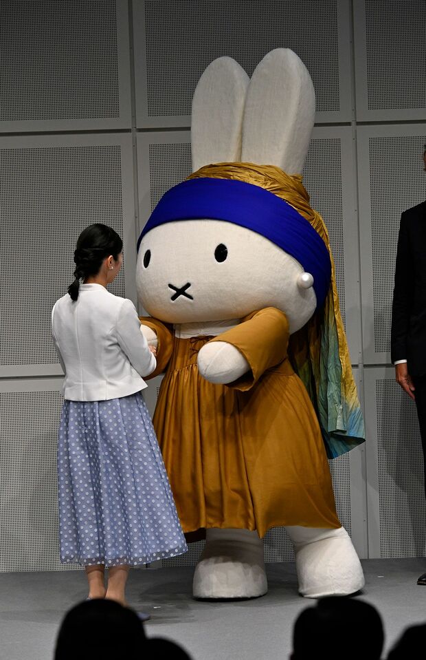 8月20日、中之島美術館を訪れ、ミッフィーと握手する愛子さま