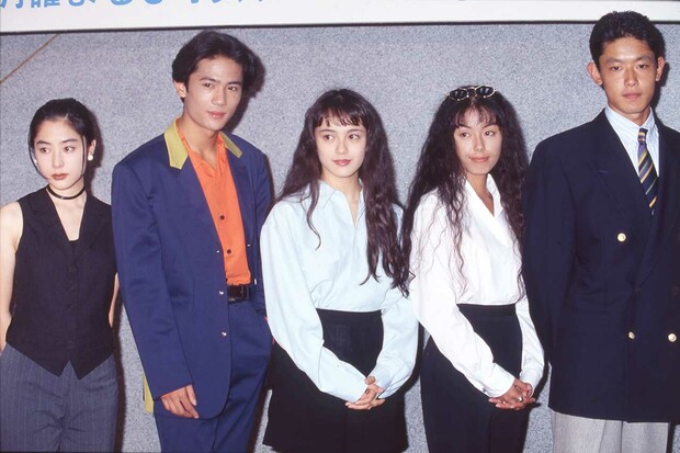 『二十歳の約束』制作発表での集合ショット。左から深津絵里、稲垣吾郎、牧瀬里穂、田中律子、筒井道隆