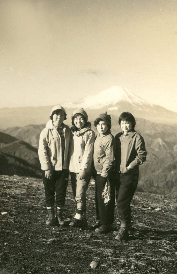大学時代、丹沢で富士山を背に(左から2人目)