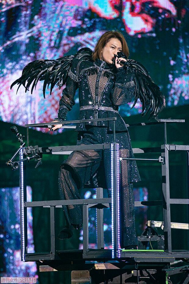 先月のアニメイベントで披露したシースルーの衣装は、羽根がついてバージョンアップ！『限界突破×サバイバー』　撮影／廣瀬靖士