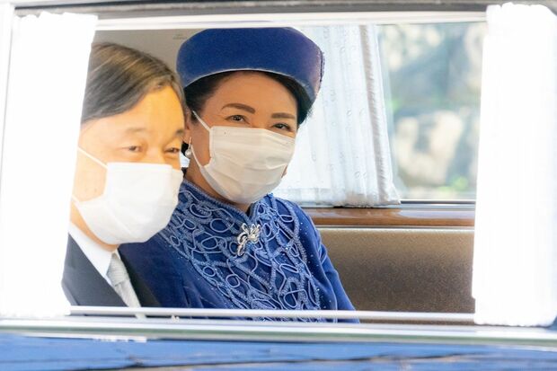 一般参賀の後、天皇陛下と雅子さまは、上皇ご夫妻が住まわれる仙洞御所へご挨拶に