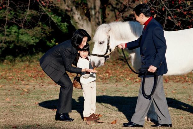 2006年11月、愛子さまと一緒にポニーに餌をあげる雅子さま(宮内庁提供写真)