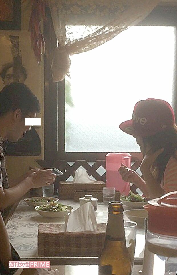 カレー店で食事を楽しむはるな愛（右）と交際中の一般男性(左)