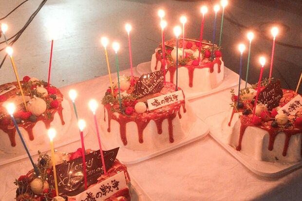 クリスマスイブに草なぎサンタが贈ったケーキ。5色のローソクがSMAPのメンカラだと話題に（公式SNSより）