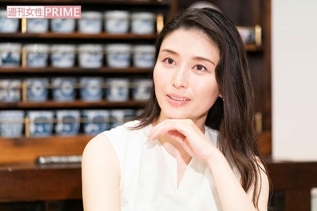 インタビューを受ける橋本マナミ　撮影/北村史成