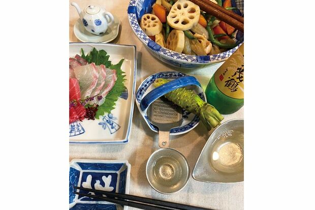 地元のスーパー『いかり』の食材でディナー。ワサビは本ワサビ派。アツアツのご飯にかつお節と一緒にのせて食べるのがうま～い!（木村さん）