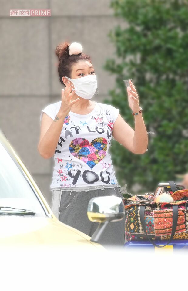 時折、身振り手振りを交えながら、パワハラ疑惑を弁解するLiLiCo