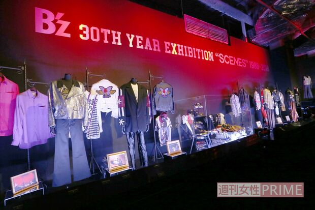 ミュージックビデオやコンサートで着用された、ファン垂涎の衣装が所狭しと並んでいる衣装展示エリア　撮影／近藤陽介