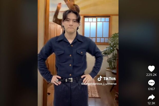 永瀬廉が出演のドラマ『夕暮れに、手をつなぐ』のEDに合わせて踊る平野紫耀（King&Princeの公式TikTokより）